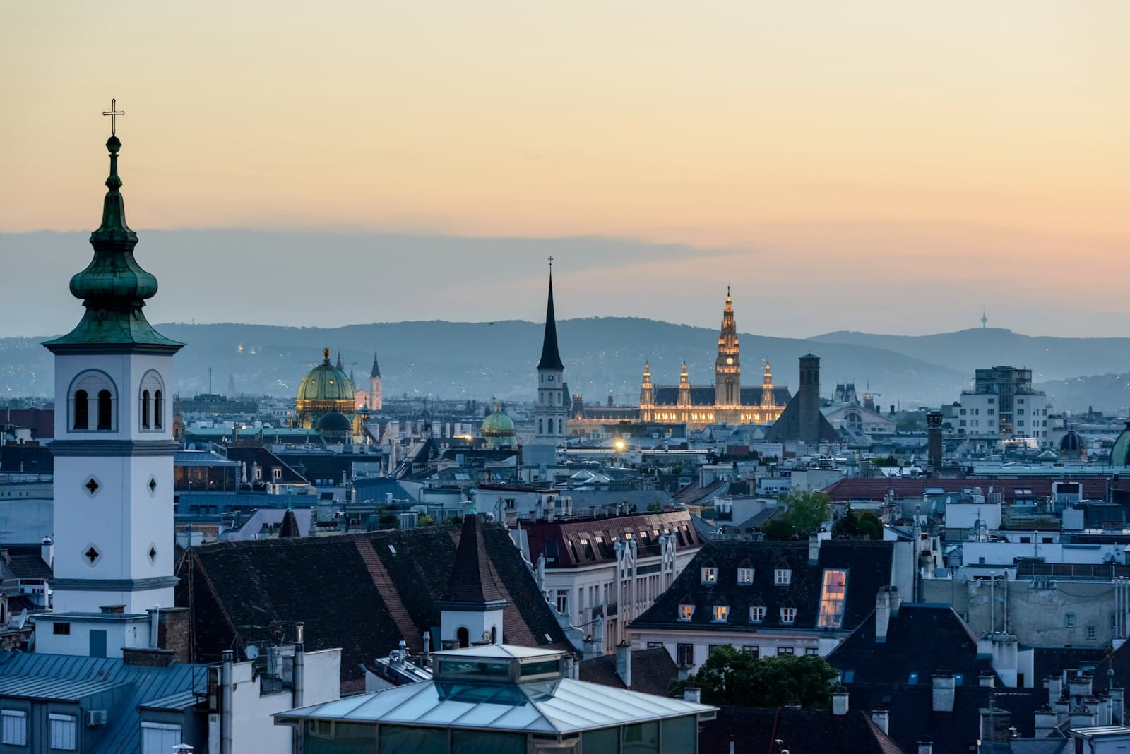 Blick über die Donau auf die Skyline von Wien als Standort für internationale Gründer