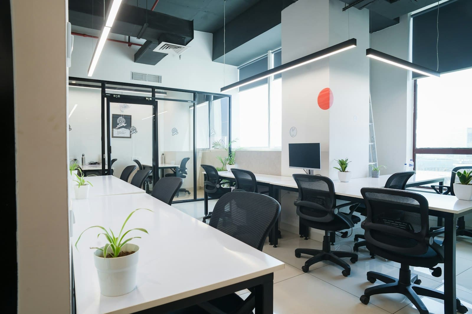 Heller Coworking-Bereich mit Schreibtischen und großen Fenstern im 1. Bezirk in Wien