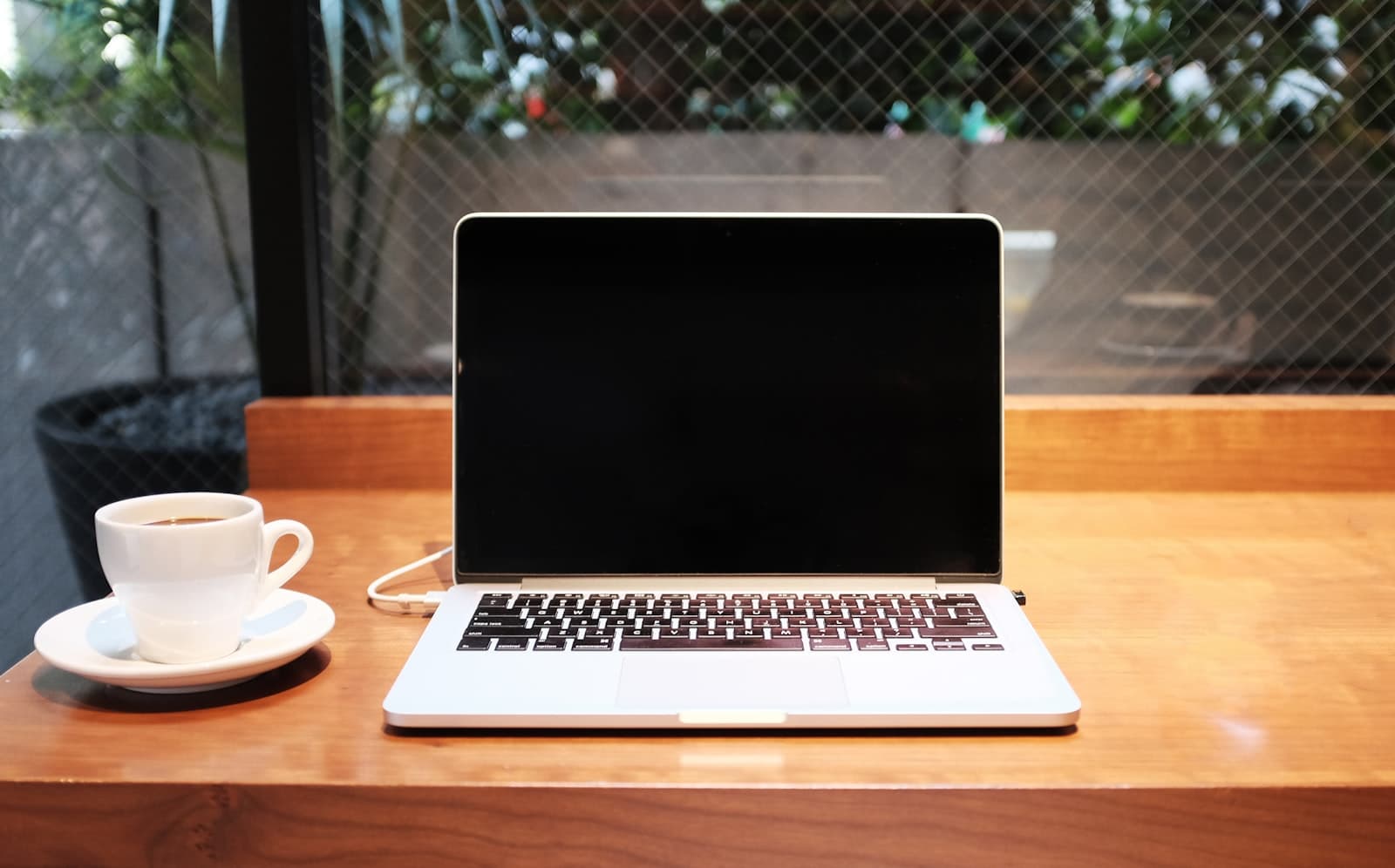 Digital Nomad arbeitet mit Laptop in einem Café auf Reisen