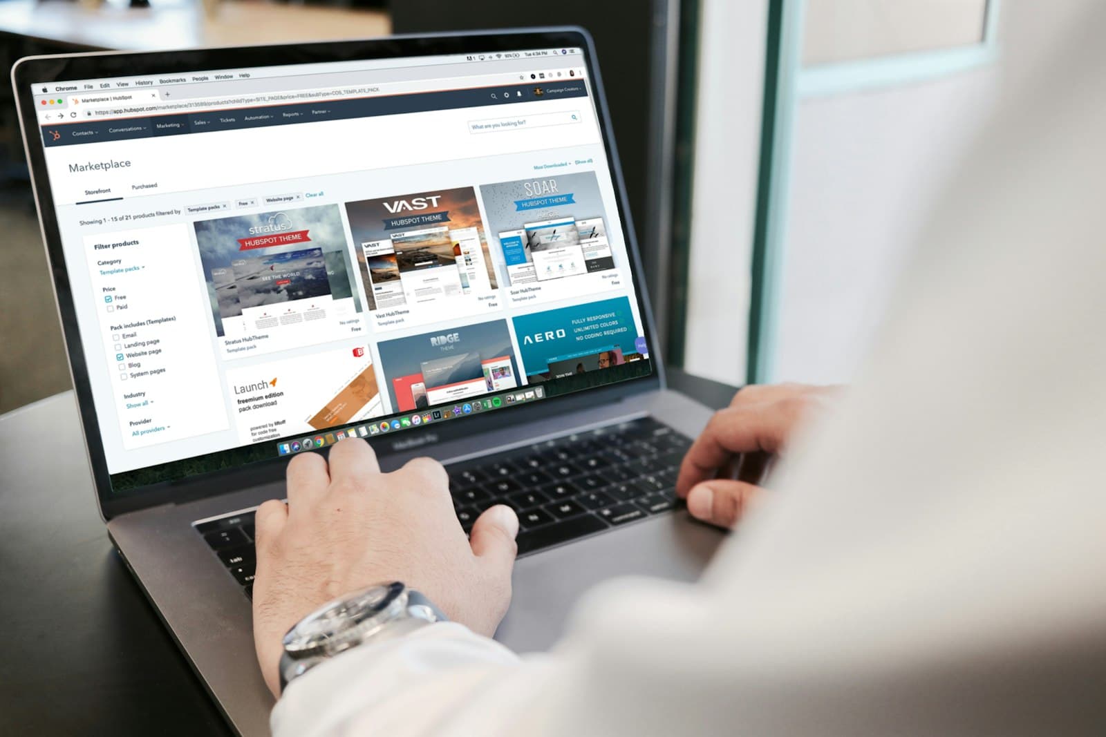 Laptop mit geöffneter Impressum-Seite einer Unternehmenswebsite auf einem Schreibtisch
