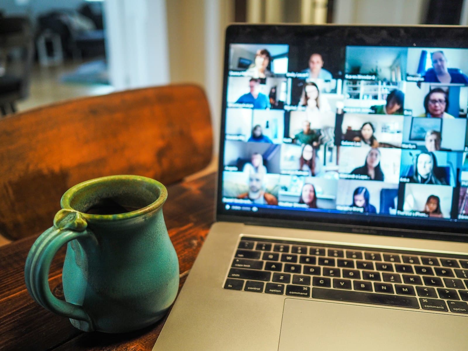 Remote-Team in einer Videokonferenz am Laptop